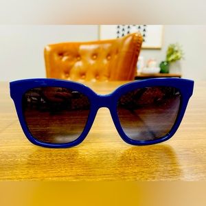 DIFF Bella Polarized Navy Blue with gold trim.